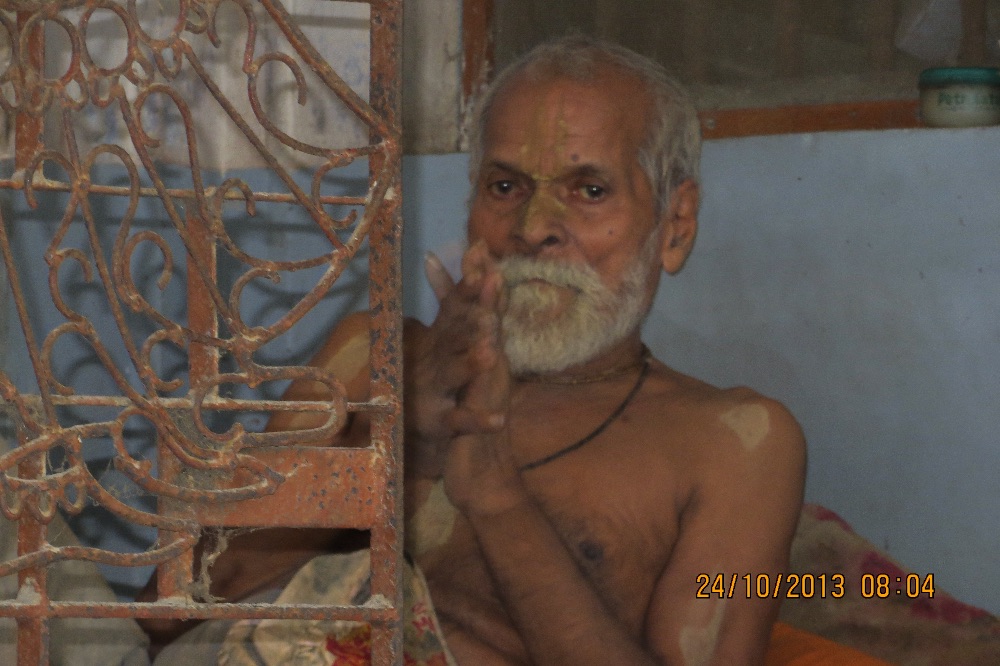 Джагад-бандху даса, сейчас ему более 100 лет, служил Божествам Саранги Тхакура непрерывно на протяжении 60 лет
